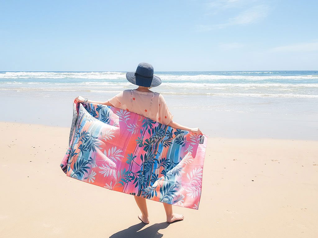 Examen des serviettes Tesalate.  Élégant, compact, léger, super absorbant et sans sable.  Lisez ici pourquoi c'est la meilleure serviette de plage sans sable.
