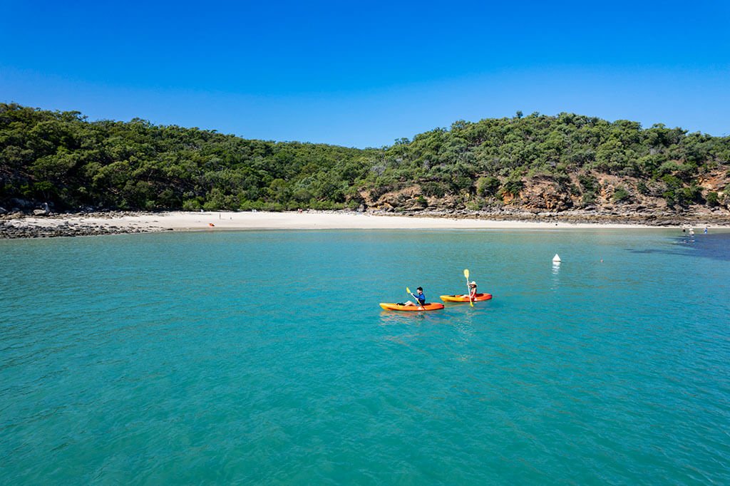 Discover the Southern Great Barrier Reef on a day trip to Great Keppel Island. This guide details how to choose a ferry to Great Keppel Island.